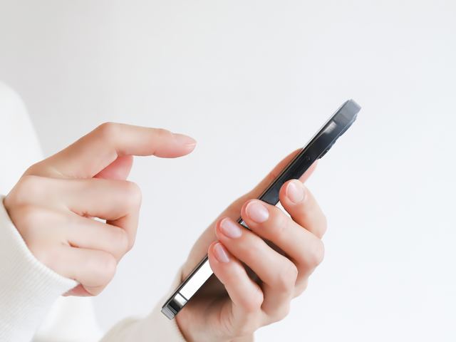 スマートフォンで問い合わせる様子