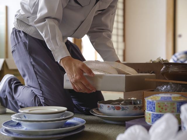 食器などを仕分けるスタッフ