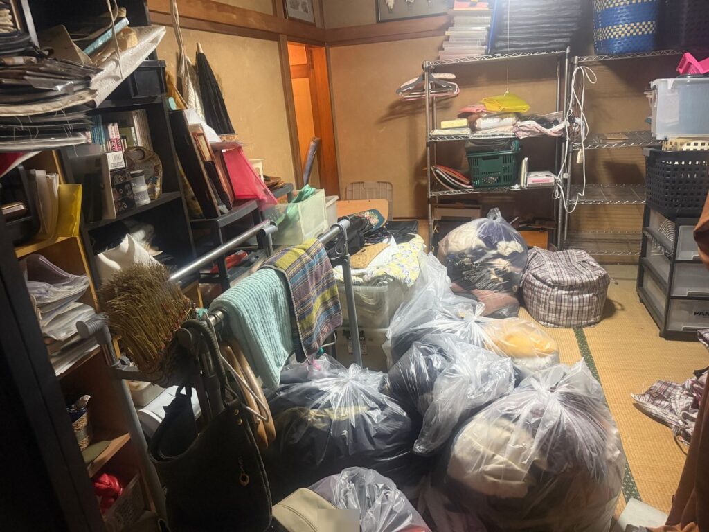 越谷市 4LDK 不用品回収の作業前（1）